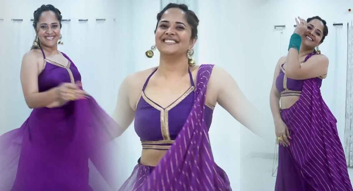 Anasuya : ప‌ర్పుల్ క‌ల‌ర్ డ్రెస్‌లో మెలిక‌లు తిరుగుతూ మ‌త్తెక్కిస్తున్న అన‌సూయ‌