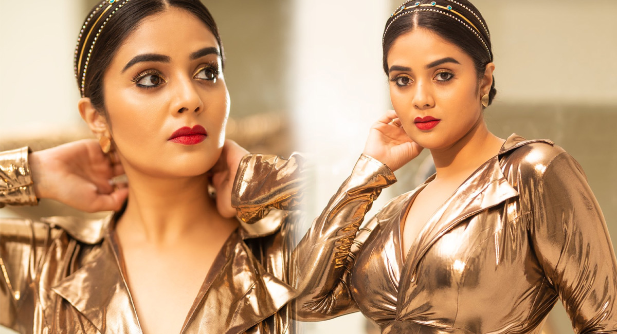 Sreemukhi : ఓర చూపులు చూస్తూ మ‌త్తెక్కించే అందాల‌తో పిచ్చెక్కిస్తున్న శ్రీముఖి