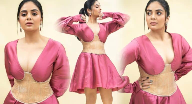 Sreemukhi : పొట్టి గౌను వేసుకొని కిందా, మీదా అంతా చూపించేసిన శ్రీముఖి.. ఆందాల ఆరబోతలో తగ్గేదేలే