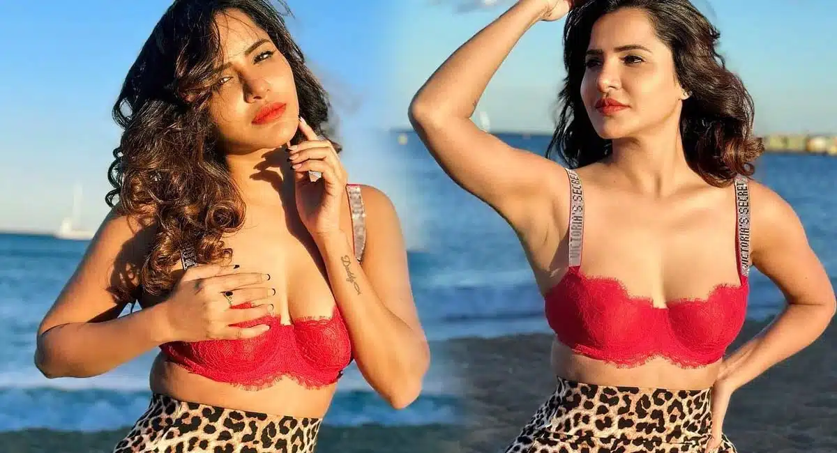 ashu reddy latest photos at Beach on instagram