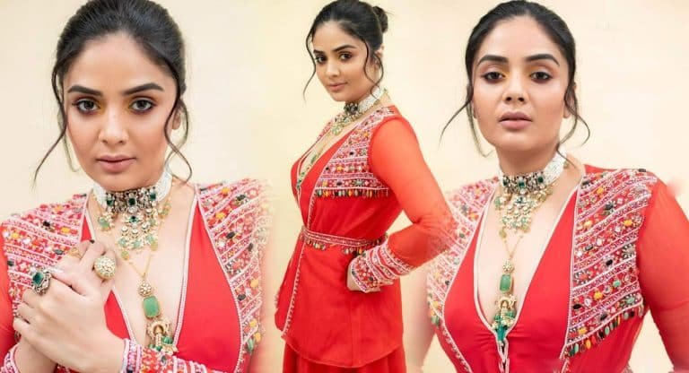 Sreemukhi : బాబోయ్ రాములమ్మ ఈ రచ్చ ఏంటి అంటున్న నెటిజెన్లు.. తగ్గేదేలే అంటున్న శ్రీముఖి ..!