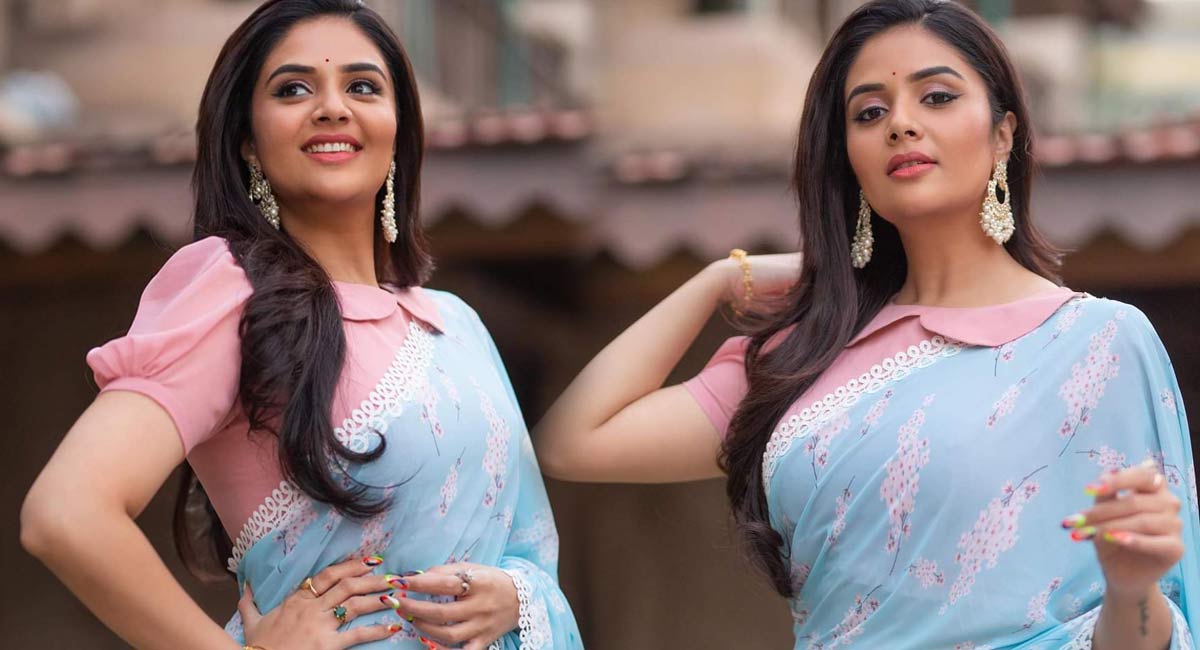 Sreemukhi : చీర కొంచెం పక్కకి జరిపి అందాల ఆరబోత మొదలు పెట్టిన శ్రీముఖి… ఏం అందం రా బాబోయ్..!