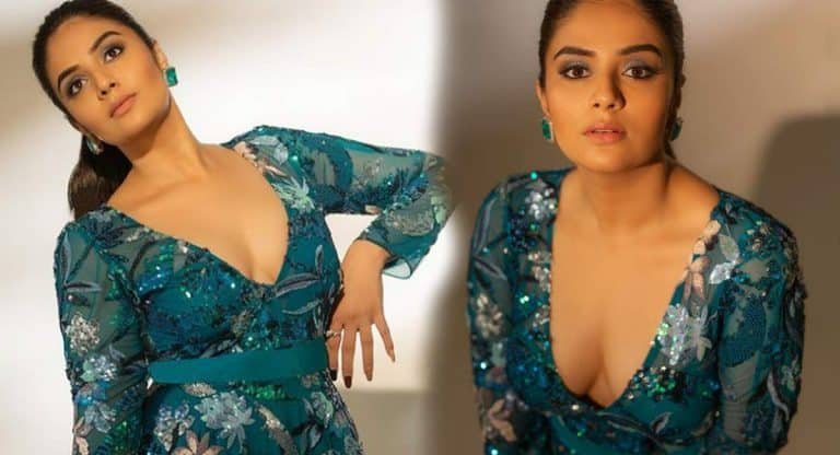 Sreemukhi : శ్రీముఖి అందాల ఎర.. చలికాలం మంటలు రేపుతున్న అమ్మడు.. గ్లామర్ ట్రీట్ కి ఫాలోవర్స్ ఫిదా..!
