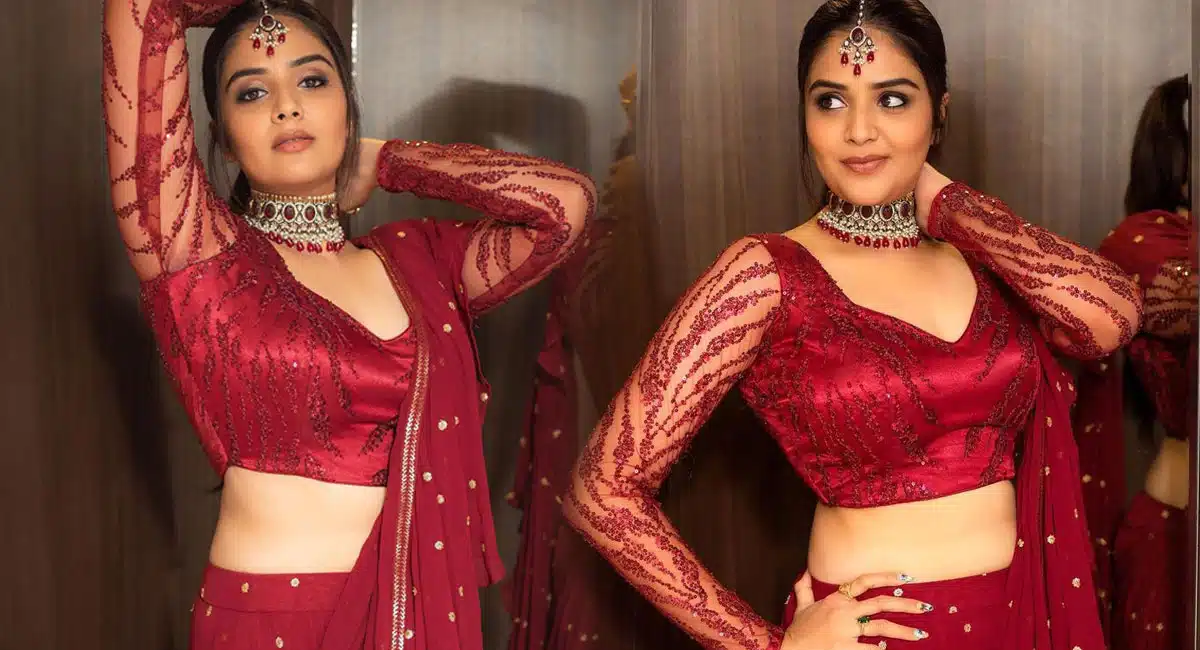 Sreemukhi : పోనీలే ప‌క్క‌న నిలుచుంటే ప‌బ్లిక్‌లో చేయి ప‌ట్టుకొని ఐల‌వ్ యూ చెప్పాడే.. చాచి కొట్టిన శ్రీముఖి