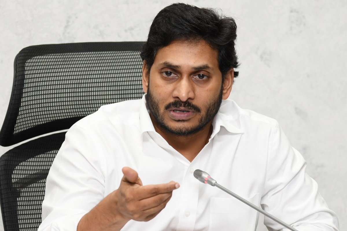 YS Jagan :  వాళ్ళ ముగ్గురు నీ సస్పెండ్ చేసి పారేయండి.. స్పాట్ లో.. జగన్ సీరియస్ ఆదేశాలు?