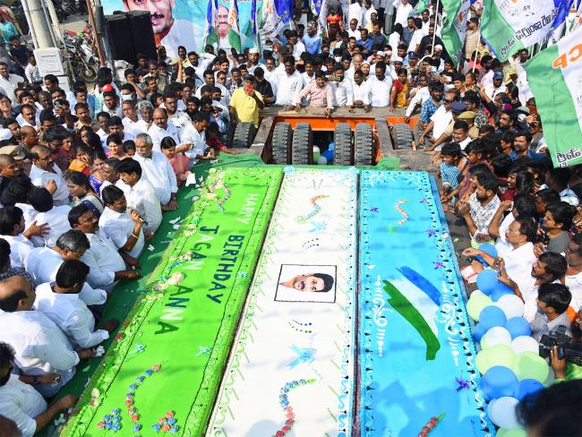 YS Jagan : తన బర్త్ డే కోసం 600 కేజీ ల కేక్ కట్ చేయడం మీద జగన్ స్పందన ఇదే !