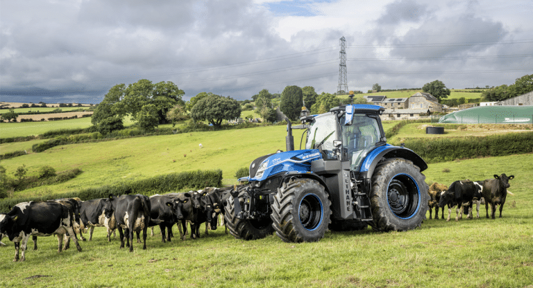 Tractor : రైతులకు గుడ్ న్యూస్.. ఆవు పేడతో నడిచే ట్రాక్టర్.. వీడియో