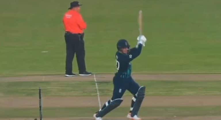 ENG vs SA ODI Umpire : మ్యాచ్ జ‌రుగుతున్న స‌మ‌యంలో ప‌ట్టించుకోకుండా దిక్కులు చూసిన అంపైర్.. !