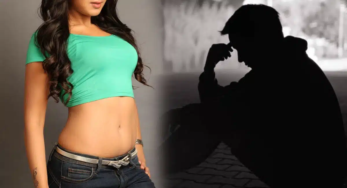 star heroine shows that part to public in bollywood