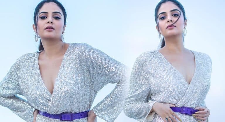 Sreemukhi : మెరుపుల డ్రస్సులో తొడలు చూపిస్తూ శ్రీముఖి  గ్లామర్ షో.. ఉప్పొంగుతున్న క్లీవేజ్ బ్యూటి..!