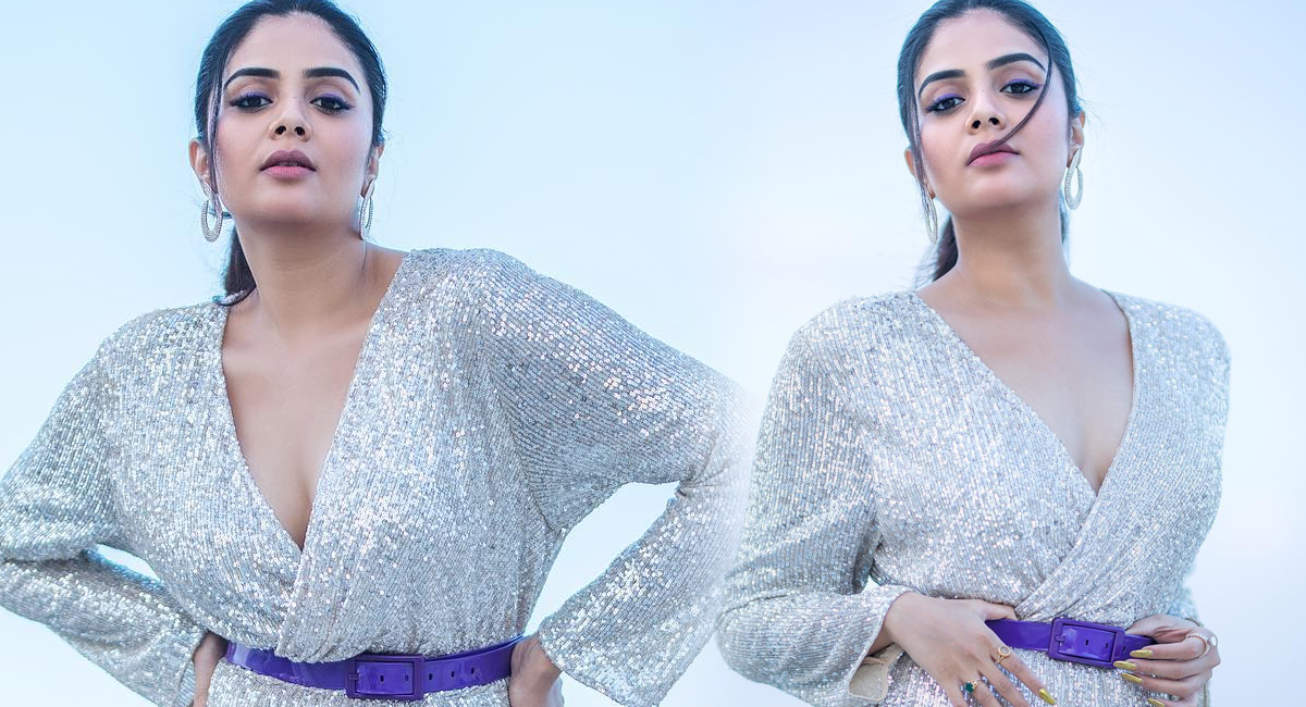 Sreemukhi : మెరుపుల డ్రస్సులో తొడలు చూపిస్తూ శ్రీముఖి  గ్లామర్ షో.. ఉప్పొంగుతున్న క్లీవేజ్ బ్యూటి..!