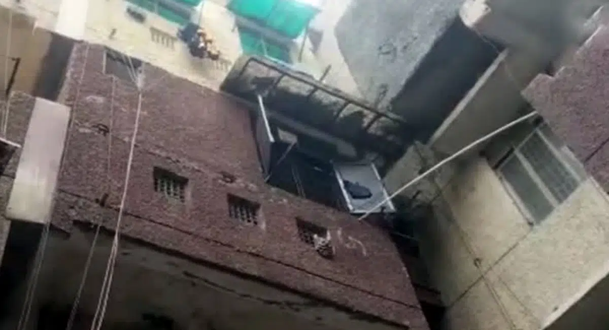 newborn baby thrown from third floor in delhi