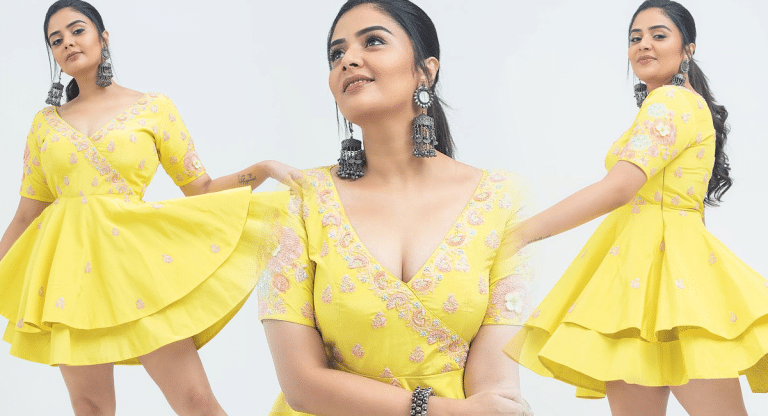Sreemukhi : పొట్టి గౌను ఎత్తి మరి అవి చూపిస్తూ.. కుర్రాళ్లను హీటెక్కిస్తున్న శ్రీముఖి..!!