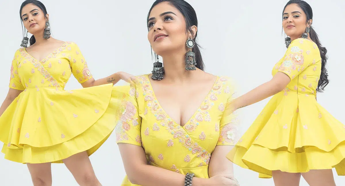sreemukhi latest photos viral on facebook