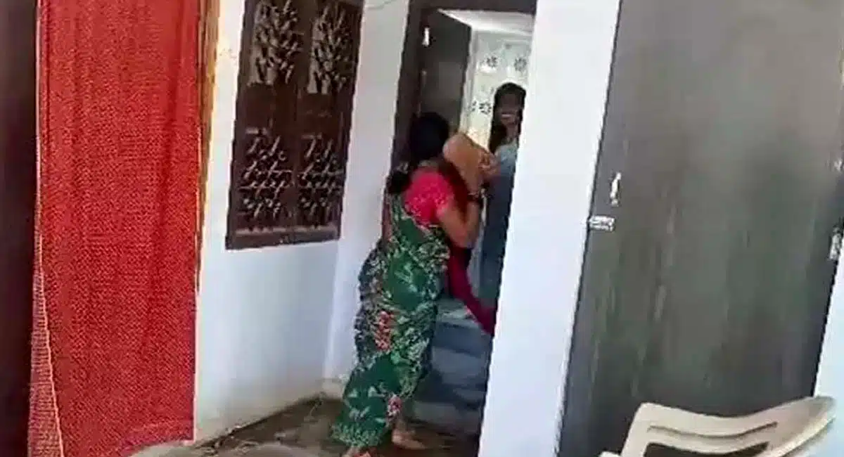 Aunty beat the daughter in law