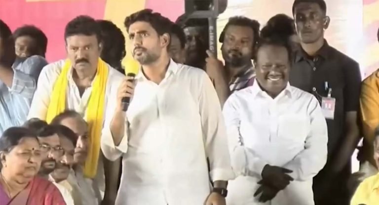 Nara Lokesh : మీటింగ్ మధ్యలో నారా లోకేష్ చేసిన పనికి పడీ పడీ నవ్విన జనం !