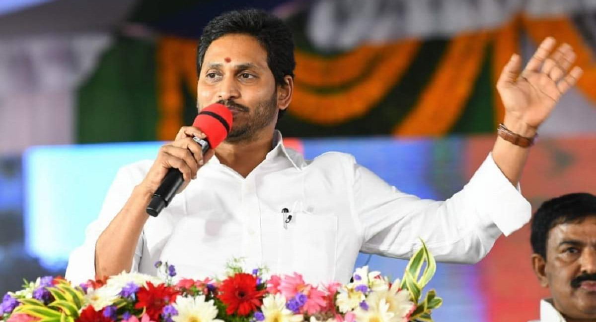 YS Jagan : జగన్ కి వరస సెల్యూట్ లు కొడుతున్నారు.. ఈ సీన్ చూస్తే తప్పులేదు అంటారు మీరు..!