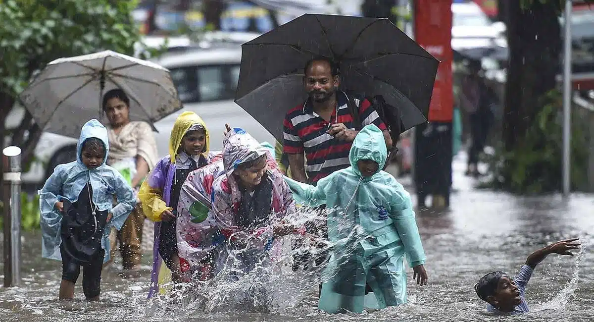 Rain Alert heavy rains in two telugu states holidays Schools And Colleges