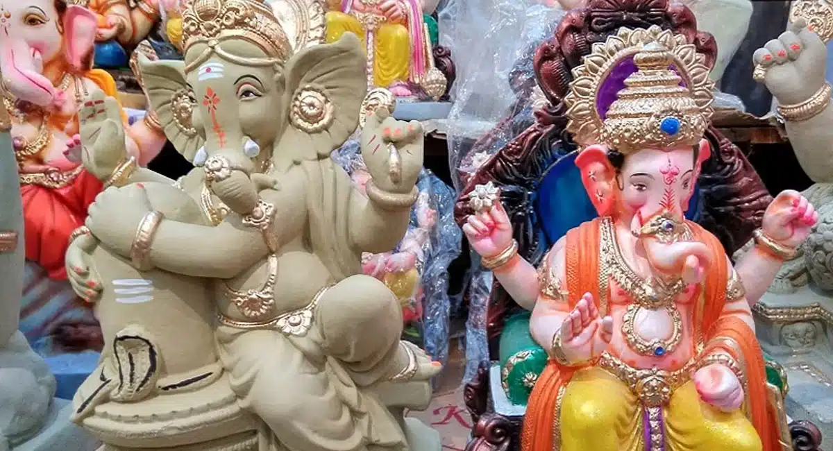 Do you know in which direction the head of the Ganesha idol placed at home