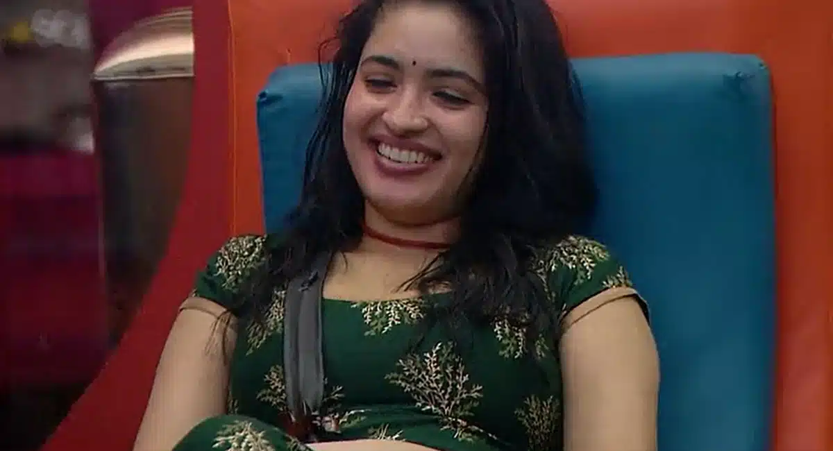 prince yawar flirts with rathika rose in bigg boss 7