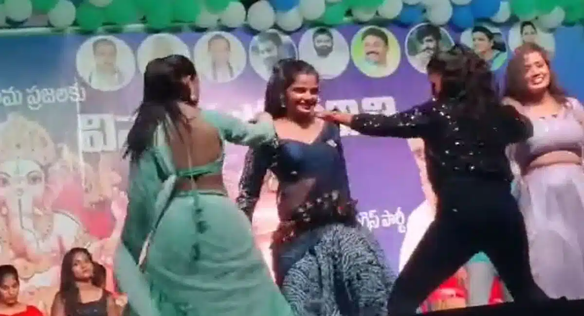 Viral Video : ఏపీలో వినాయక చవితి సందర్భంగా రికార్డింగ్ డాన్స్ లు .. తిట్టిపోస్తున్న జనం ..