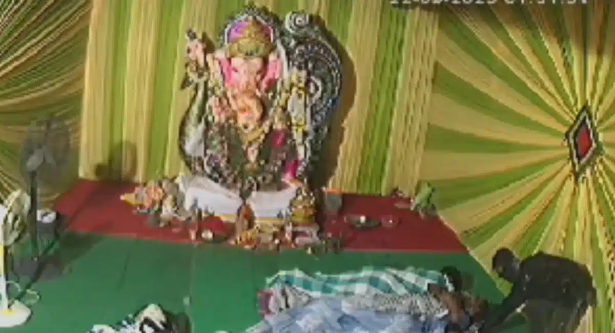 Thieves attempt steal cell phones in Ganesh Mandap