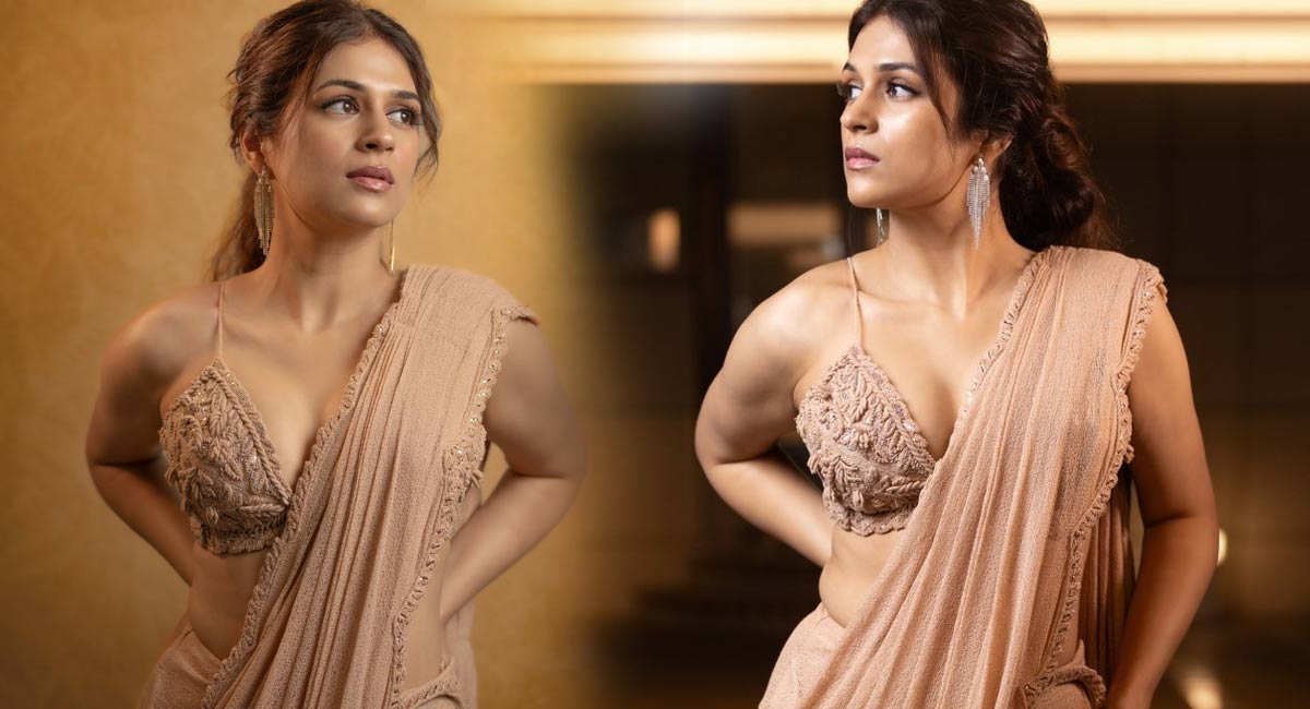 Shraddha Das : ఆఫ‌ర్లు లేకున్నా అందులో త‌గ్గేదేలే అంటున్న‌  శ్రద్ధా దాస్.. వైర‌ల్ పోటోలు..!