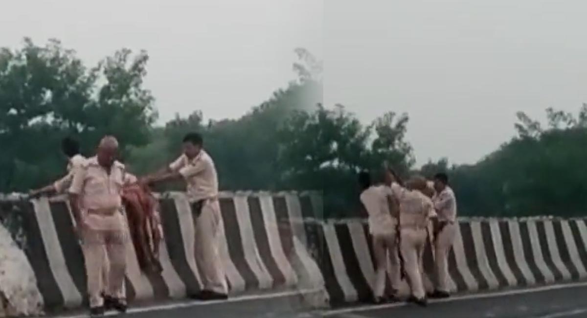 Viral Video : బీహార్ లో దారుణం .. శవాన్ని కాలువలో పడేసిన పోలీసులు ..!
