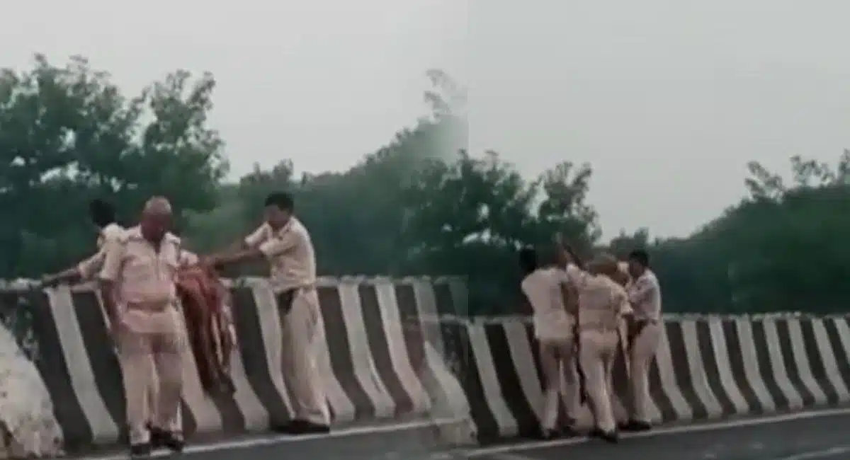 Viral Video The police threw the dead body into the canal