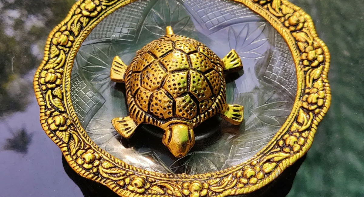 Crystal Tortoise : ఇంట్లో తాబేలు ప్రతిమను ఏ దిక్కులో ఉంచాలి .. ?? వాస్తు పండితులు ఏం చెబుతున్నారు..??