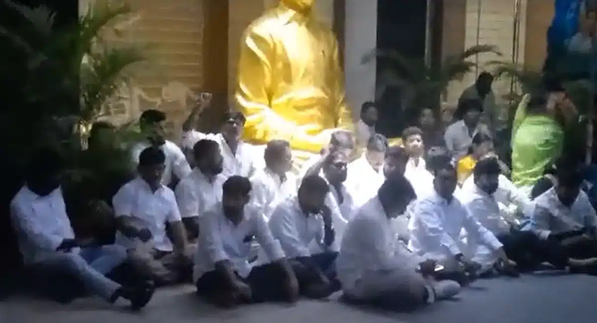 ysrtp leaders protest against ys sharmila
