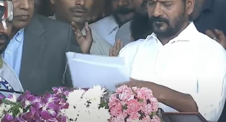 Revanth Reddy : తెలంగాణ ముఖ్యమంత్రిగా రేవంత్ రెడ్డి ఏ ఫైల్ మీద తొలి సంతకం పెట్టారు? దివ్యాంగురాలు రజనీకి ఉద్యోగం ఇచ్చారా?