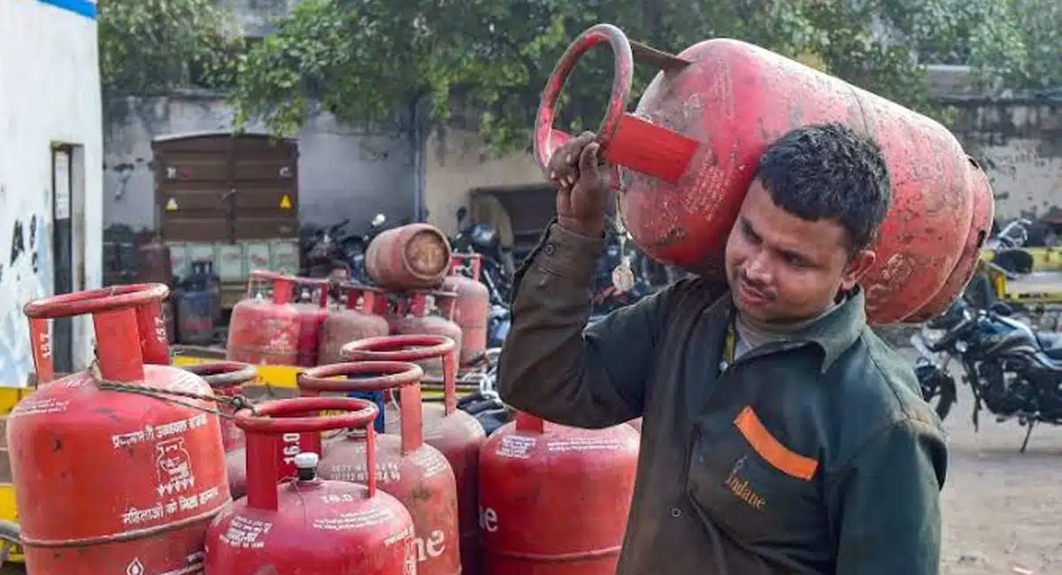 ration card holders only to get rs 500 gas cylinder