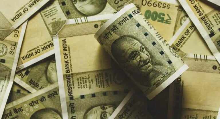 7th Pay Commission : వచ్చే ఏడాది భారీగా పెరగనున్న కేంద్ర ప్రభుత్వ ఉద్యోగుల జీతాలు.. ఫిట్ మెంట్ ఫ్యాక్టర్, డీఏ.. అన్నీ కలిపి ఎంత పెరగనుందో తెలుసా?