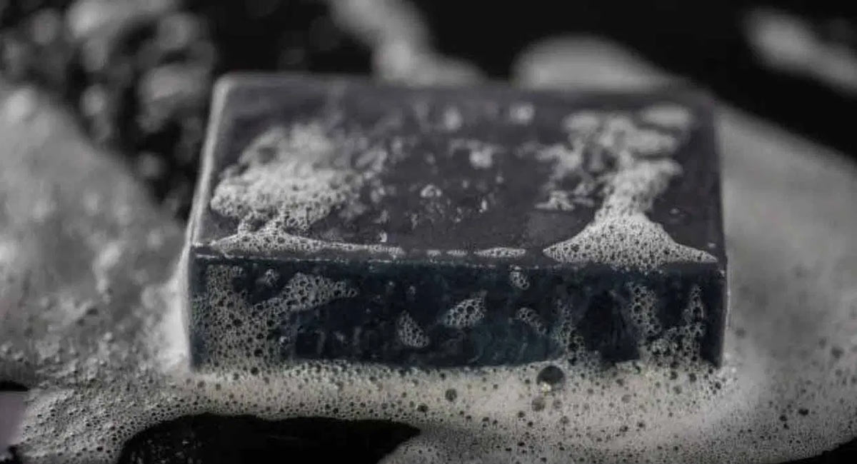 Charcoal Soap : బొగ్గుతో తయారుచేసిన సబ్బుతో ఇన్ని ప్రయోజనాలా… తెలిస్తే వెంటనే వాడడం మొదలుపెడతారు…!