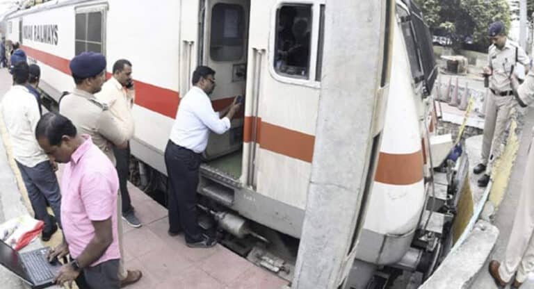 Charminar Express Train : బిగ్ బ్రేకింగ్‌.. నాంప‌ల్లిలో ప‌ట్టాలు త‌ప్పిన చార్మినార్ ఎక్స్‌ప్రెస్‌.. 50 మందిపైగా గాయాలు..!