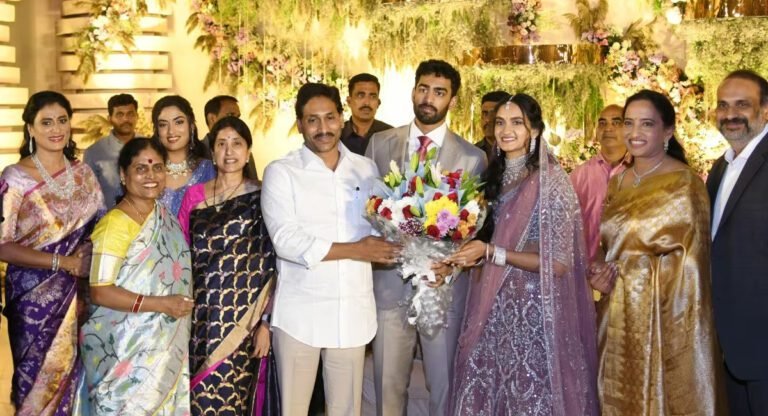 Raja Reddys Engagement : మేనల్లుడు నిశ్చితార్థ వేడుకలలో మెరిసిన జగన్… విజయమ్మను ఆప్యాయంగా హత్తుకుని…!