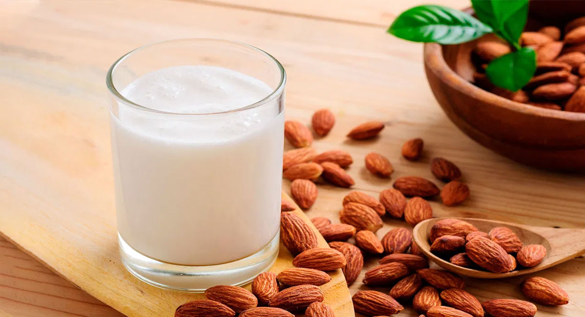 Almond Milk – Cow Milk : ఆరోగ్యానికి బాదంపాలు మంచివా.. ఆవు పాలు మంచివా.. ఏవి ఆరోగ్యానికి మేలు చేస్తుందో తెలుసా..?