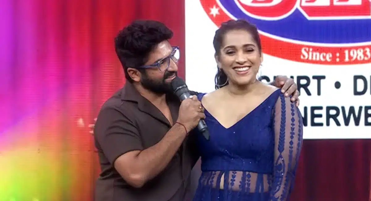Rashmi Gautam : మామూలోడు కాదు రష్మీతో పులిహోర కలుపుతున్న శేఖర్ మాస్టర్.. ఆయన టాలెంట్ ని బయటపెట్టిన ఇంద్రజ ..!