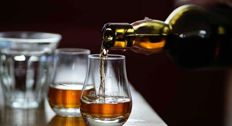 Whiskey : మందుబాబులు మీకు ఒక చిన్న టెస్ట్… విస్కీ లో ఎన్ని నీళ్లు కలుపుకోవాలో తెలుసా..?