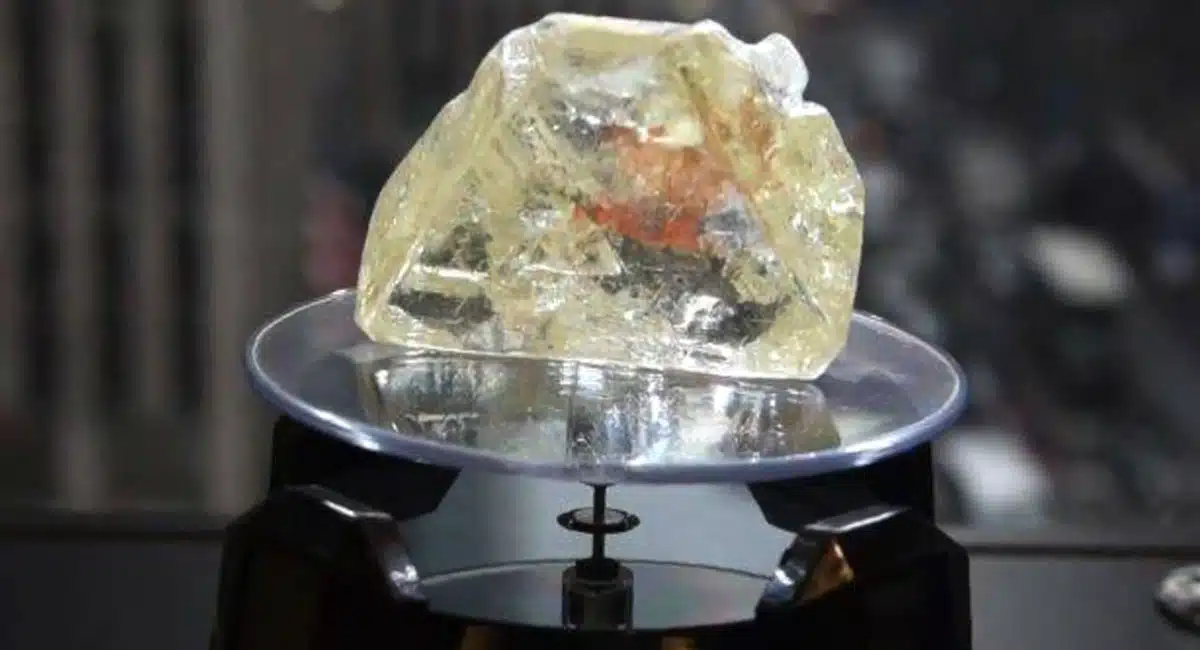 Diamond : నిరుపేద కుర్రాళ్లకు వందల కోట్ల విలువ చేసే వజ్రం దొరికింది... ఇక ఈ వజ్రంతో ఆ నిరుపేదల జీవితాలు మారాయా.?
