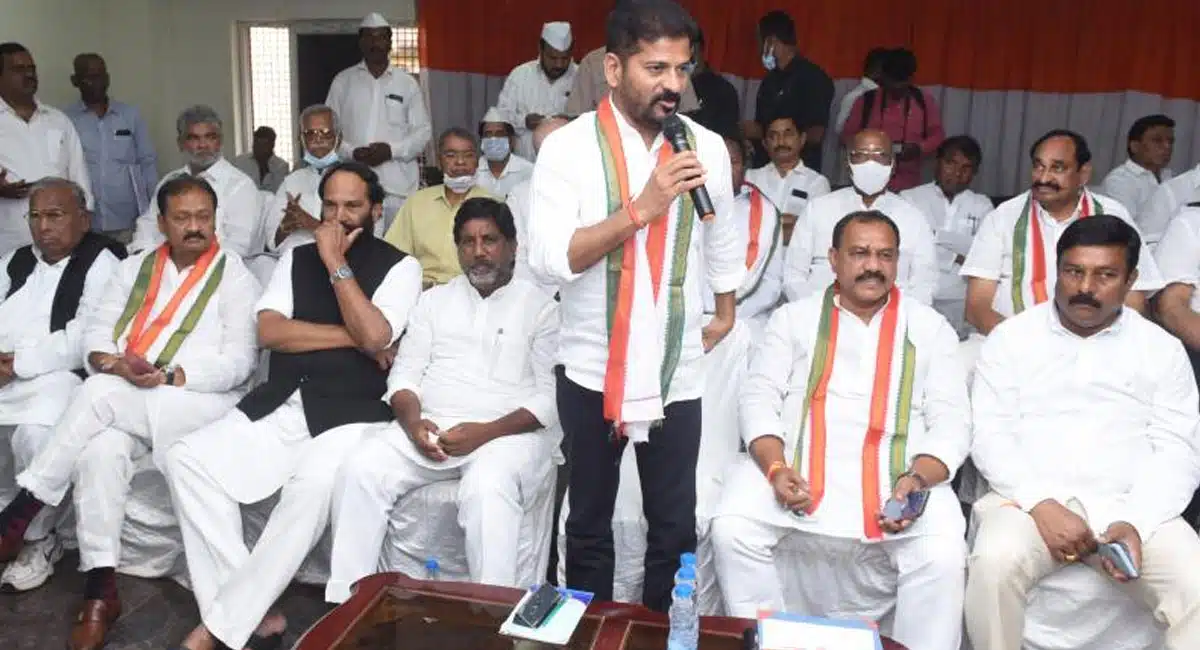 Revanth Reddy : సీనియర్లను సైడ్ చేస్తున్న రేవంత్ రెడ్డి .. మూడు నెలల్లోనే స్పష్టమైన మార్పు ..!