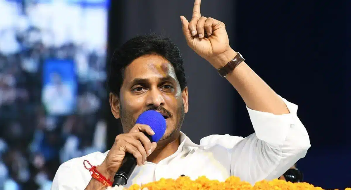 Ysrcp : వైసీపీలోకి భారీగా చేరికలు.. టికెట్లు లేకున్నా చేరుతున్న నేతలు..!
