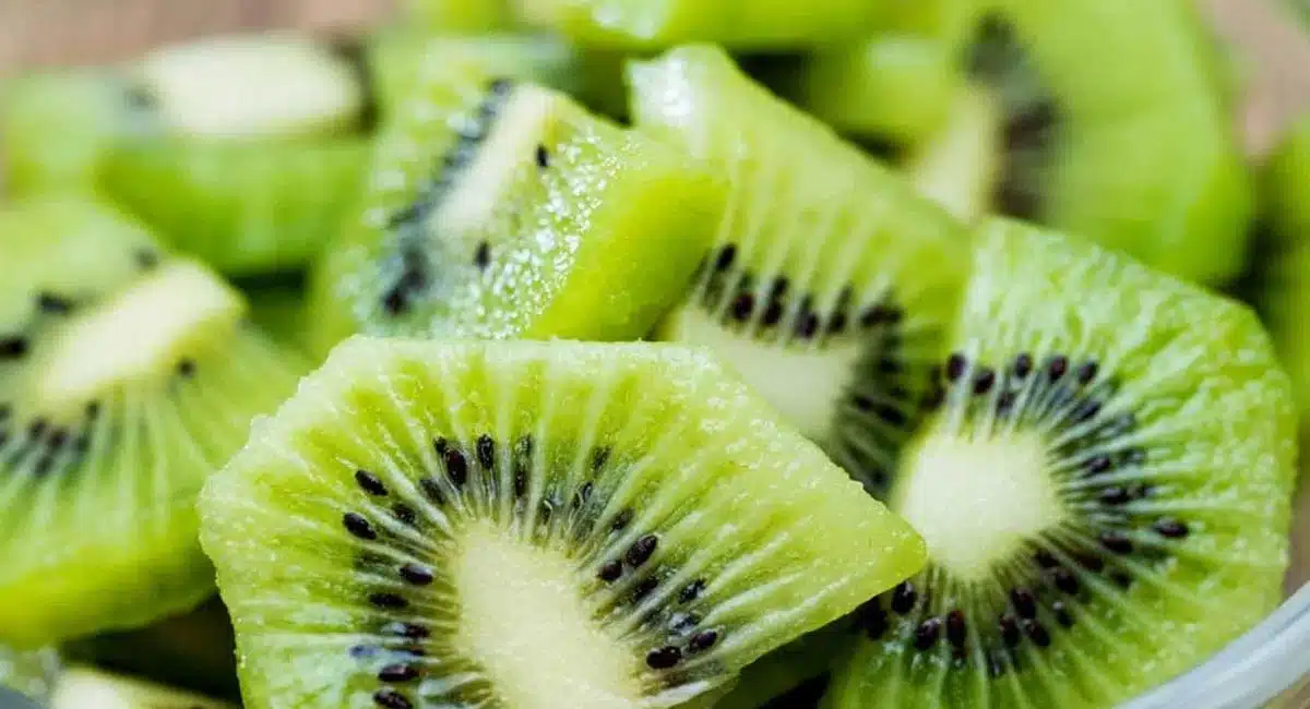 Kiwi fruit : మీరు ఆనందంగా ఆరోగ్యంగా ఉండాలనుకుంటున్నారా.? అయితే రోజుకు ఒక కివి తింటే చాలు.. ఎలా తినాలో తెలుసా.?