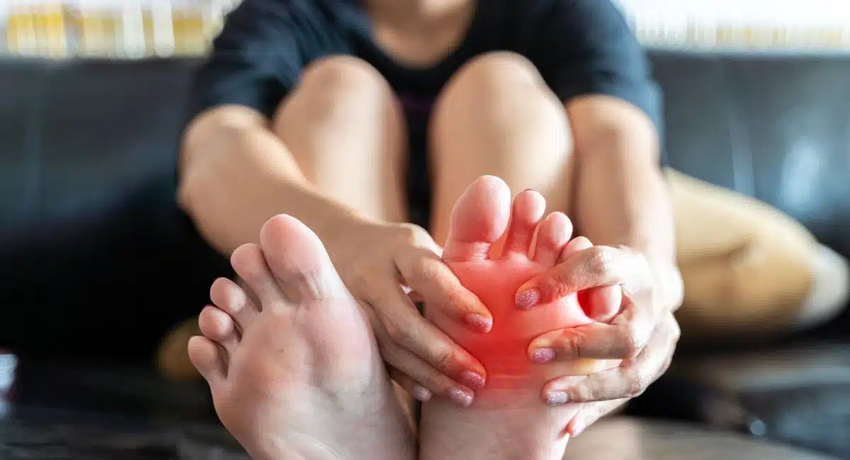 Feet : బీకేర్ ఫుల్ : మీ పాదాలలో ఈ లక్షణాలు కనిపిస్తున్నాయా.? అయితే ఈ వ్యాధి లక్షణం అయ్యి ఉండవచ్చు..!