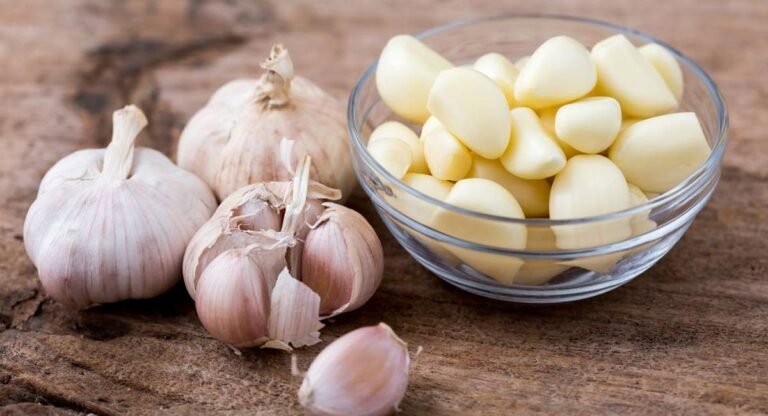 Garlic Peel : వెల్లుల్లి తొక్కే కదా అని చీప్ గా తీసేస్తున్నారా..? వాటితో ఎన్ని ప్రయోజనాలు తెలిస్తే ఆశ్చర్యపోతారు…!