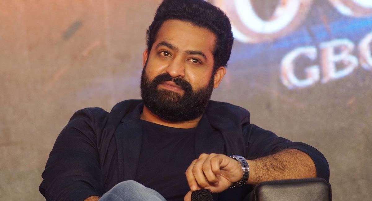 Jr Ntr : ఎన్టీఆర్ ఇంటి ముందు నిరాహార దీక్ష చేస్తానంటున్న స్టార్ రైట‌ర్.. ఏం జ‌రిగింది?