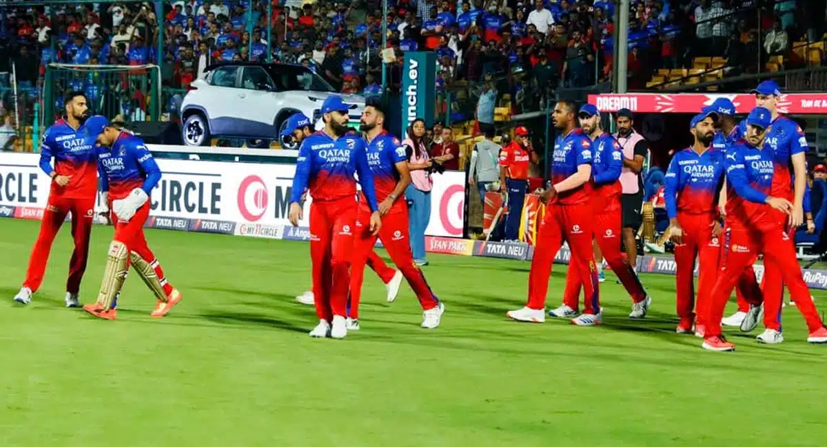 RCB : ఆ ముగ్గురిని మార్చండి బాబోయ్.. ఆర్సీబీకి వాళ్లే దరిద్రం..!