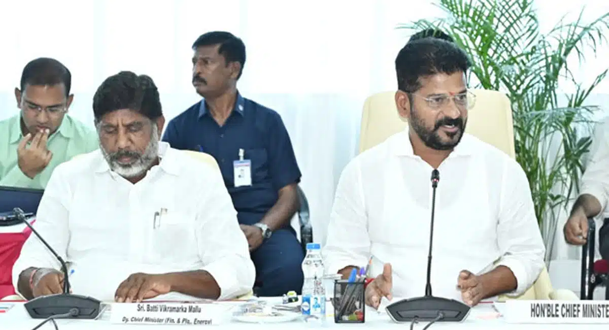 Revanth Reddy : కోమ‌టిరెడ్డికి సీఎం అర్హ‌త ఉంద‌న్న రేవంత్ రెడ్డి .. భ‌ట్టిని అవ‌మానించ‌డం కోసం అలా మాట్లాడాడా?