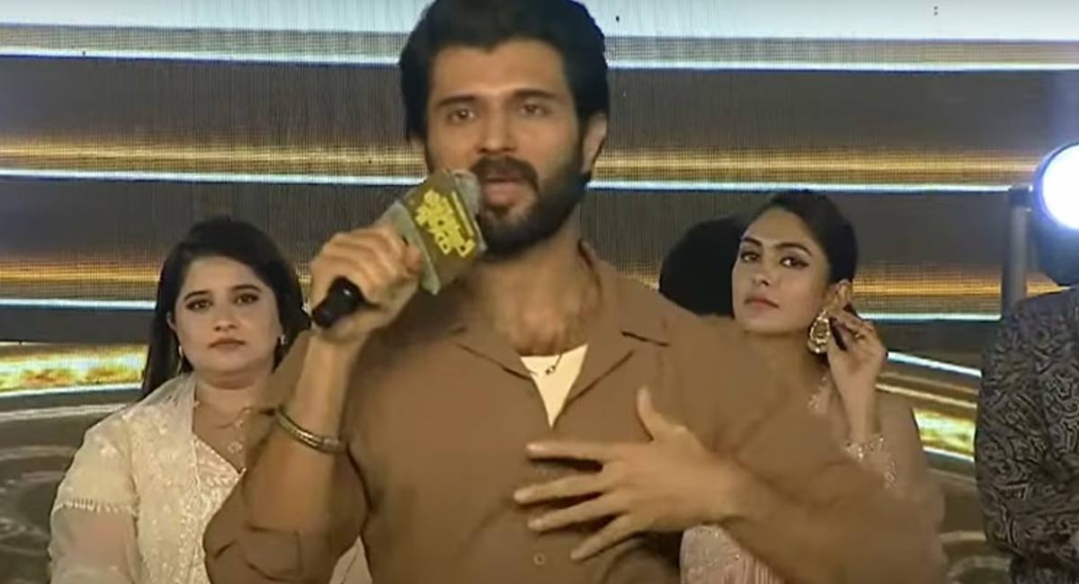 Vijay Devarakonda : ప‌బ్లిక్‌లో ప‌చ్చి బూతులు మాట్లాడిన విజ‌య్ దేవ‌ర‌కొండ‌.. ఇక నువ్వు మార‌వా అంటూ ట్రోలింగ్